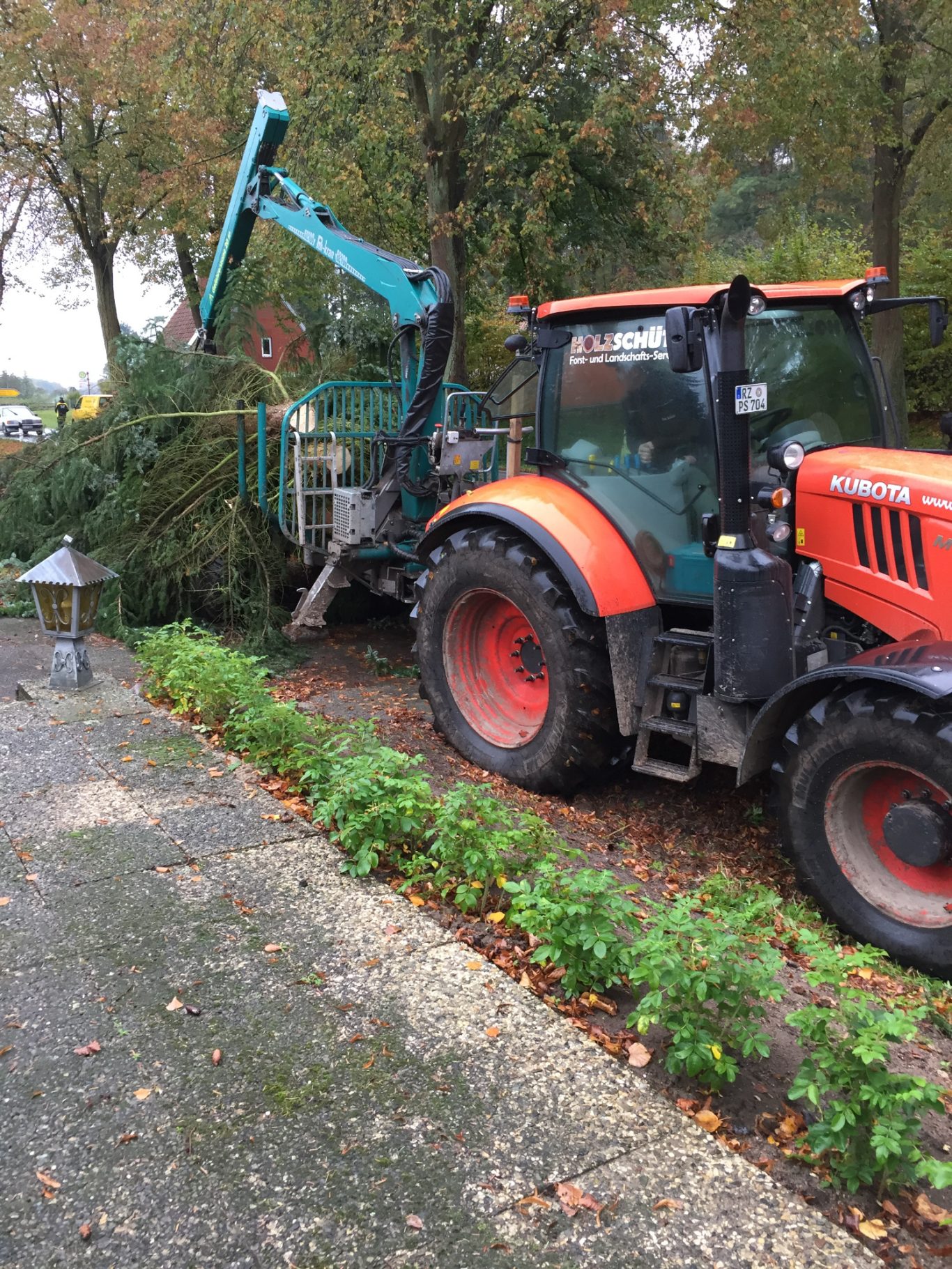 Baumpflegearbeiten Trecker in Aktion